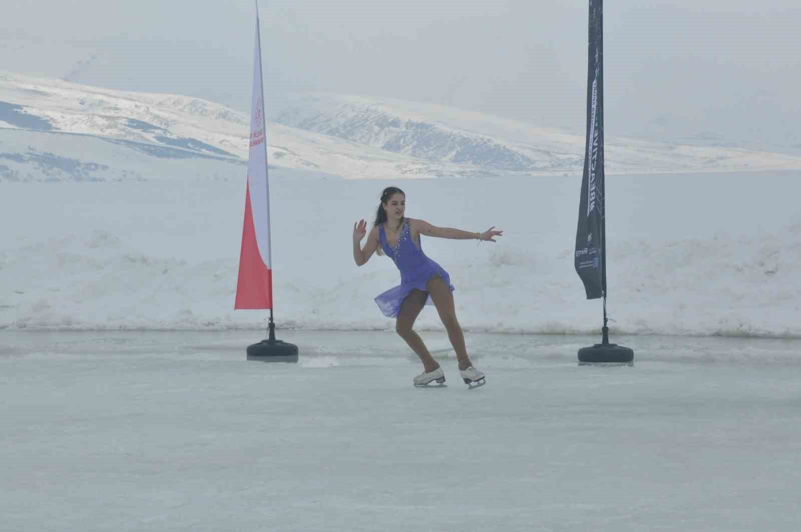 Kars Çıldır Gölü’nde buz üstünde muhteşem şölen
