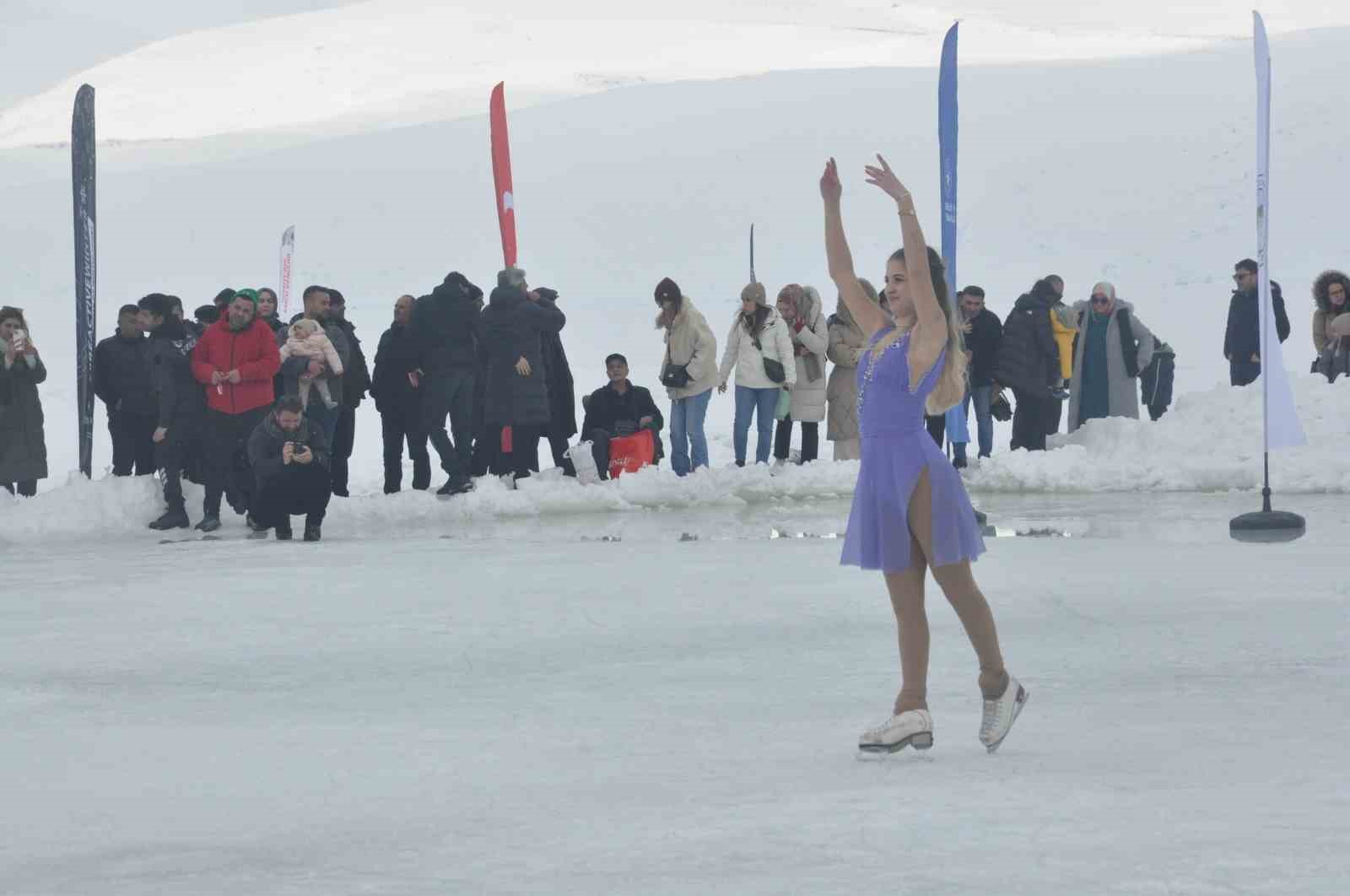 Kars Çıldır Gölü’nde buz üstünde muhteşem şölen
