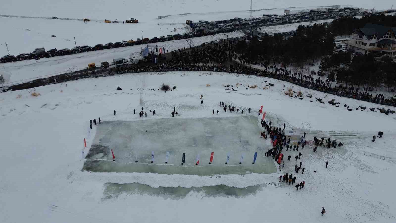 Kars Çıldır Gölü’nde buz üstünde muhteşem şölen
