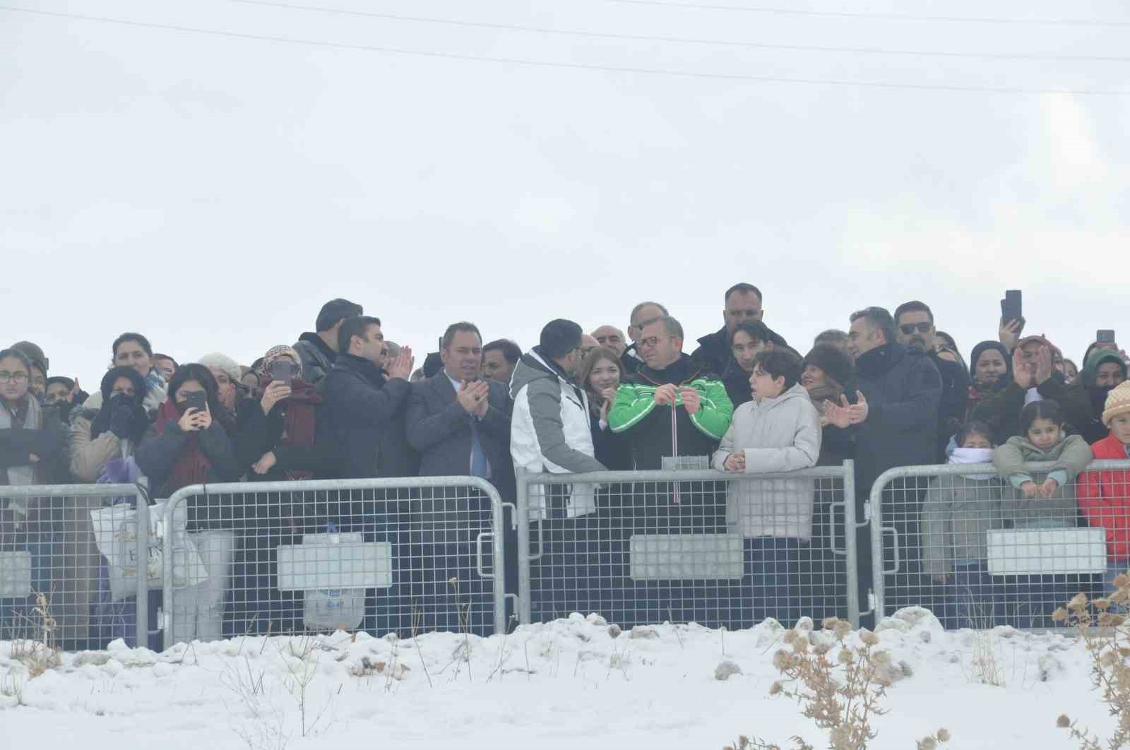 Kars Çıldır Gölü’nde buz üstünde muhteşem şölen
