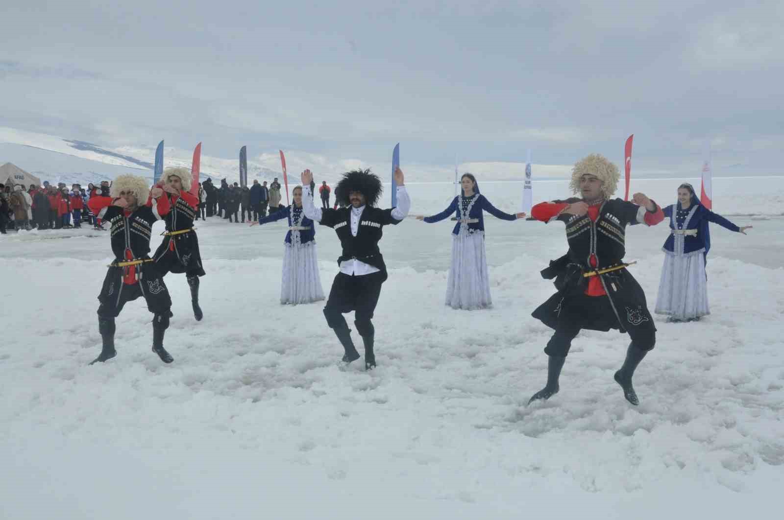 Kars Çıldır Gölü’nde buz üstünde muhteşem şölen
