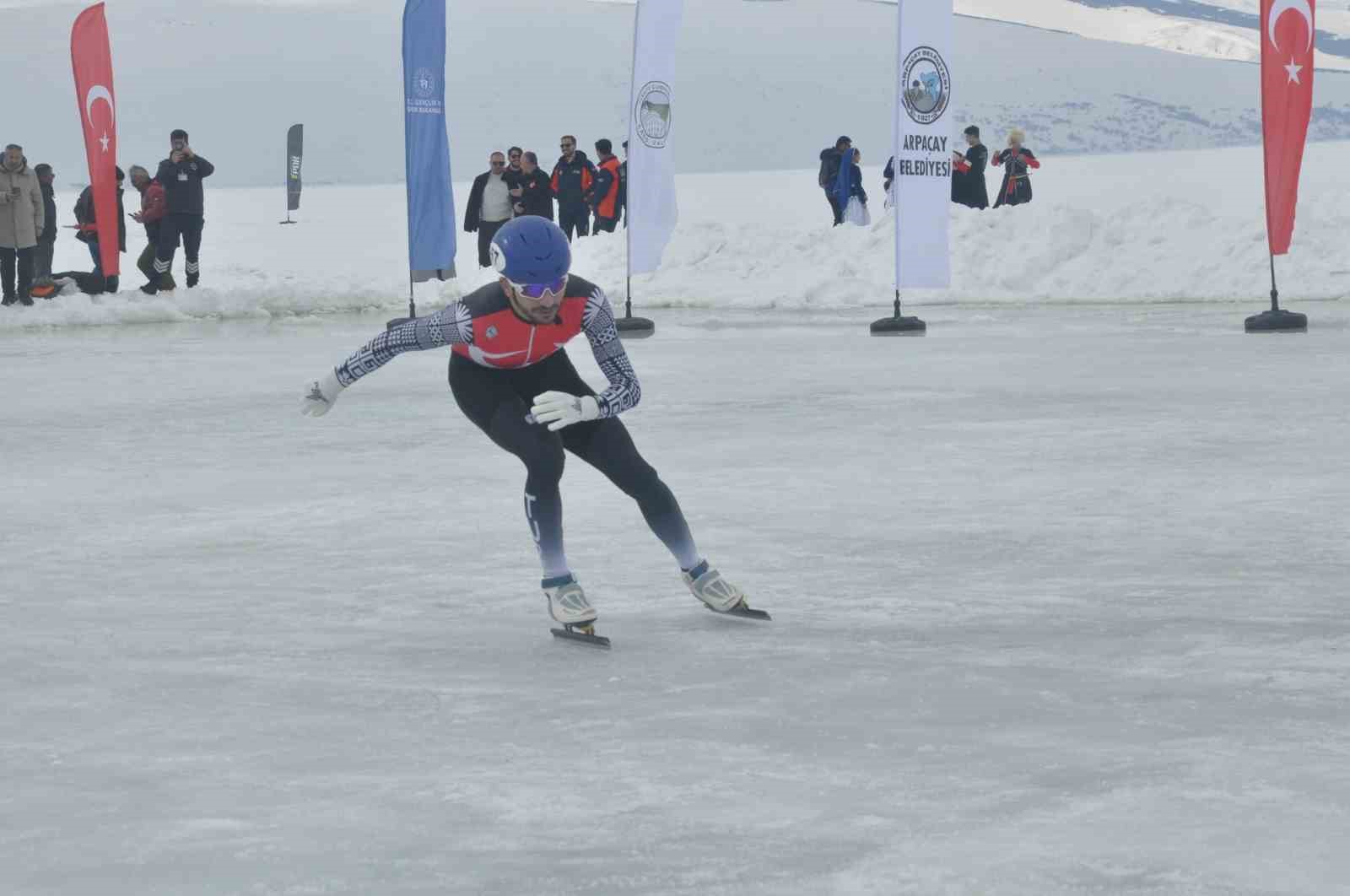 Kars Çıldır Gölü’nde buz üstünde muhteşem şölen
