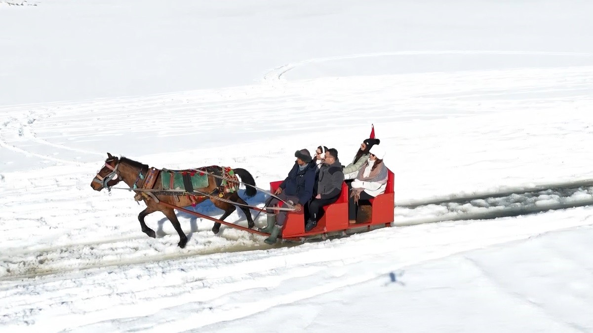 Kars Çıldır Gölü’nde dörtnala atlı kızak safarileri nefes kesiyor
Kars Çıldır Gölü’nde dörtnala atlı kızak safarileri nefes kesiyor