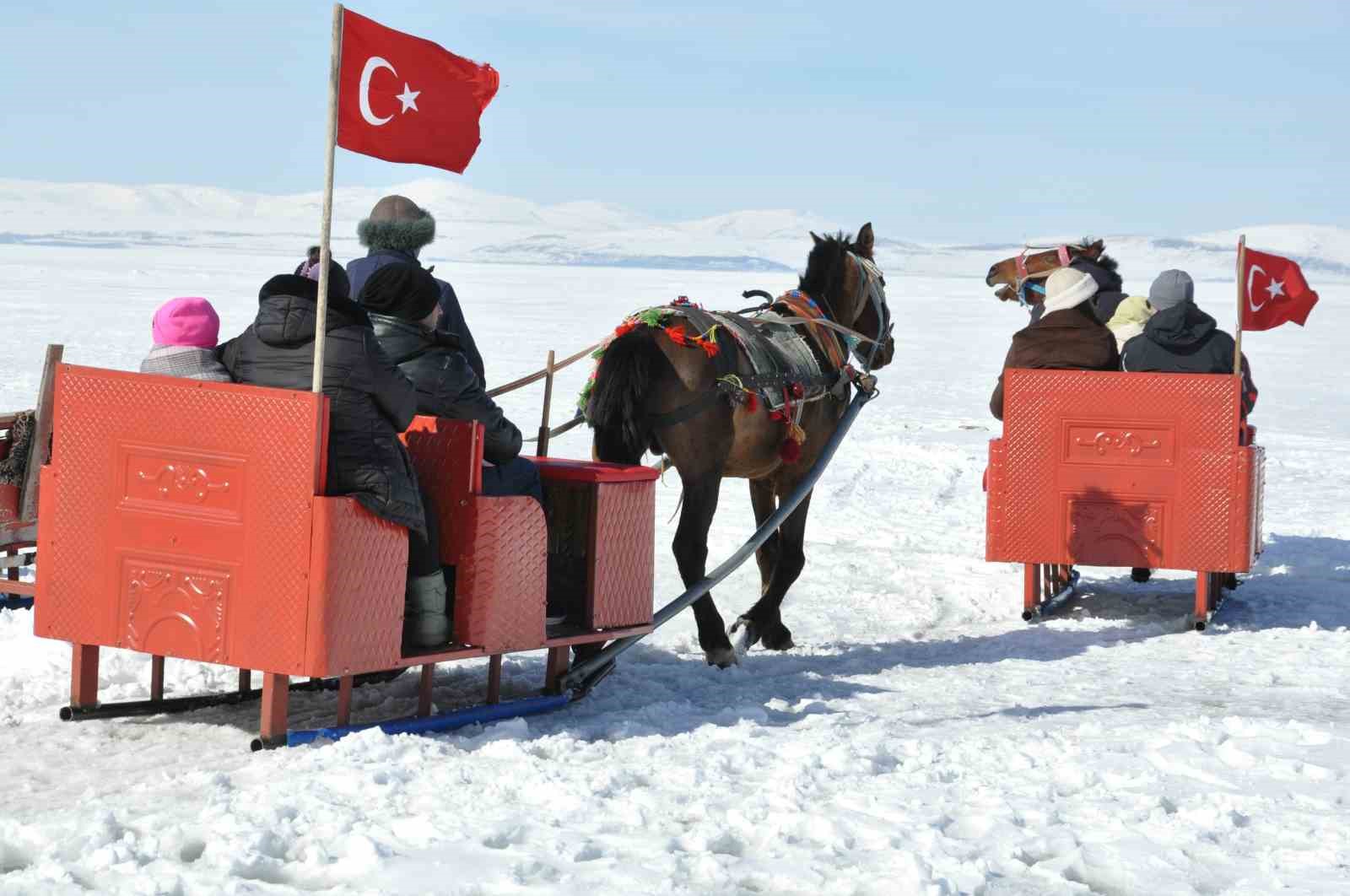 Kars Çıldır Gölü’nde dörtnala atlı kızak safarileri nefes kesiyor
Kars Çıldır Gölü’nde dörtnala atlı kızak safarileri nefes kesiyor