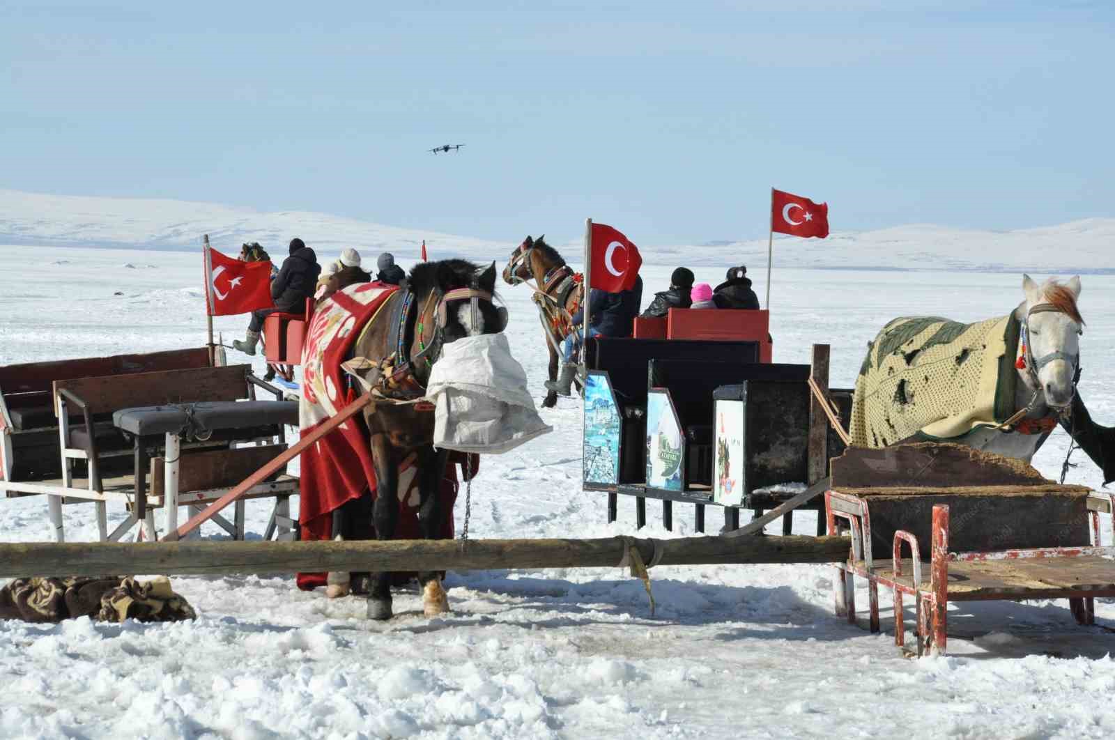 Kars Çıldır Gölü’nde dörtnala atlı kızak safarileri nefes kesiyor
Kars Çıldır Gölü’nde dörtnala atlı kızak safarileri nefes kesiyor