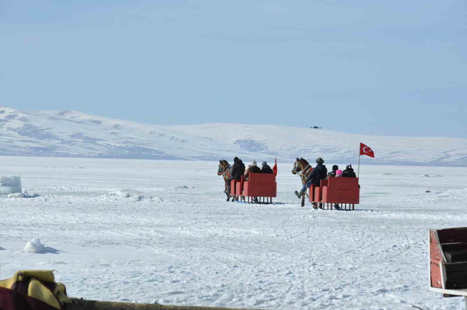 Kars Çıldır Gölü’nde dörtnala atlı kızak safarileri nefes kesiyor
Kars Çıldır Gölü’nde dörtnala atlı kızak safarileri nefes kesiyor