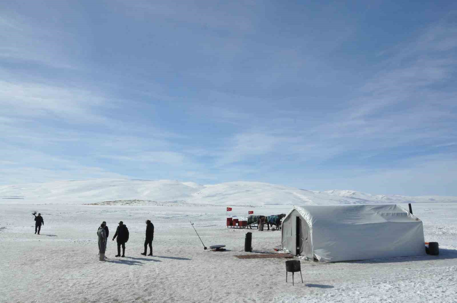 Kars Çıldır Gölü’nde dörtnala atlı kızak safarileri nefes kesiyor
Kars Çıldır Gölü’nde dörtnala atlı kızak safarileri nefes kesiyor