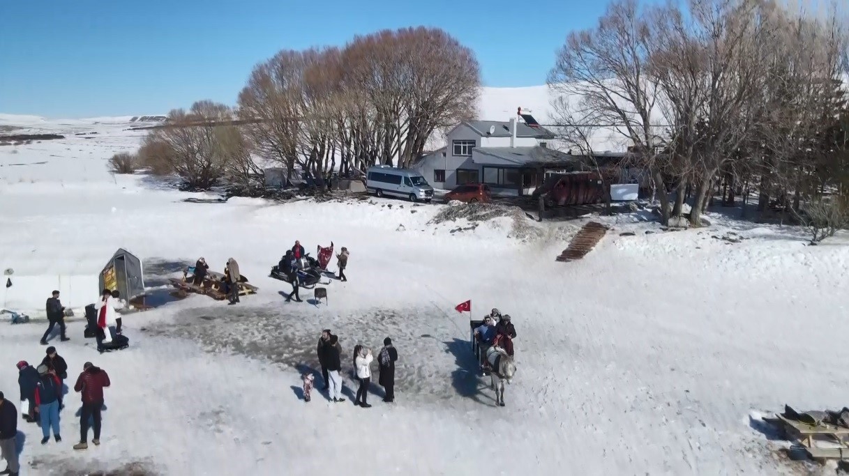 Kars Çıldır Gölü’nde dörtnala atlı kızak safarileri nefes kesiyor
Kars Çıldır Gölü’nde dörtnala atlı kızak safarileri nefes kesiyor