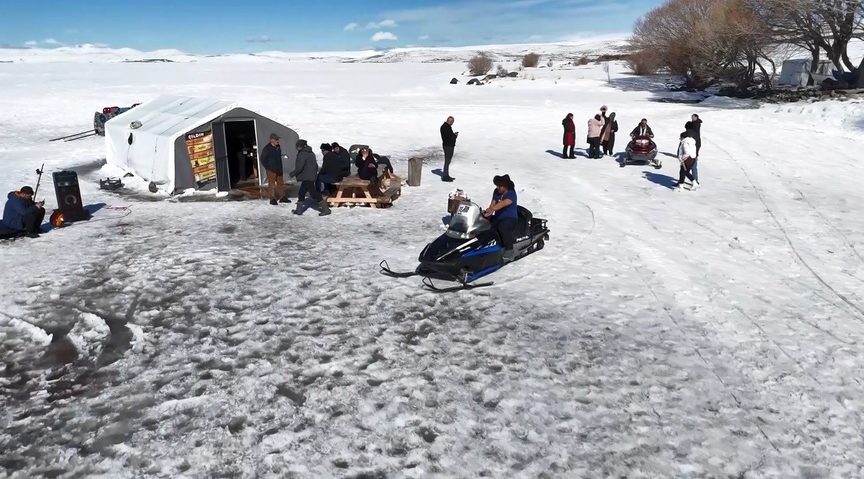 Kars Çıldır Gölü’nde dörtnala atlı kızak safarileri nefes kesiyor
Kars Çıldır Gölü’nde dörtnala atlı kızak safarileri nefes kesiyor