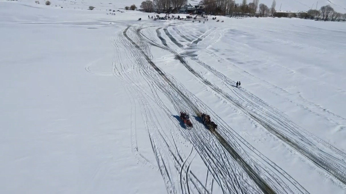 Kars Çıldır Gölü’nde dörtnala atlı kızak safarileri nefes kesiyor
Kars Çıldır Gölü’nde dörtnala atlı kızak safarileri nefes kesiyor