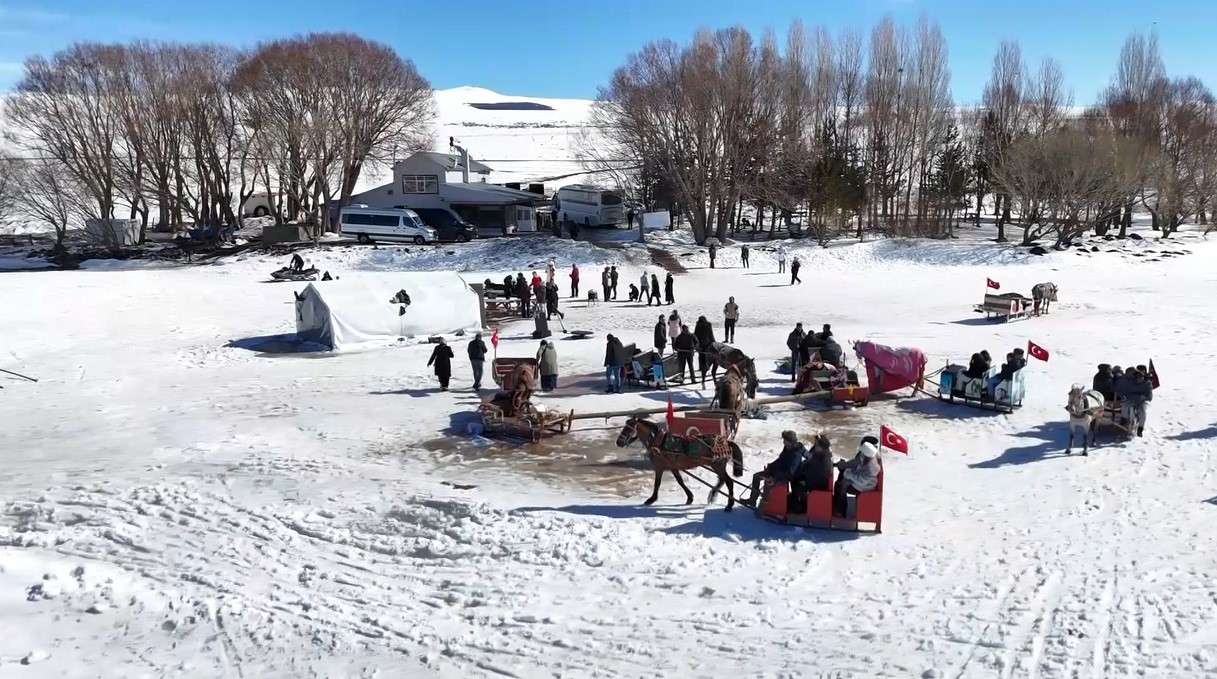 Kars Çıldır Gölü’nde dörtnala atlı kızak safarileri nefes kesiyor
Kars Çıldır Gölü’nde dörtnala atlı kızak safarileri nefes kesiyor