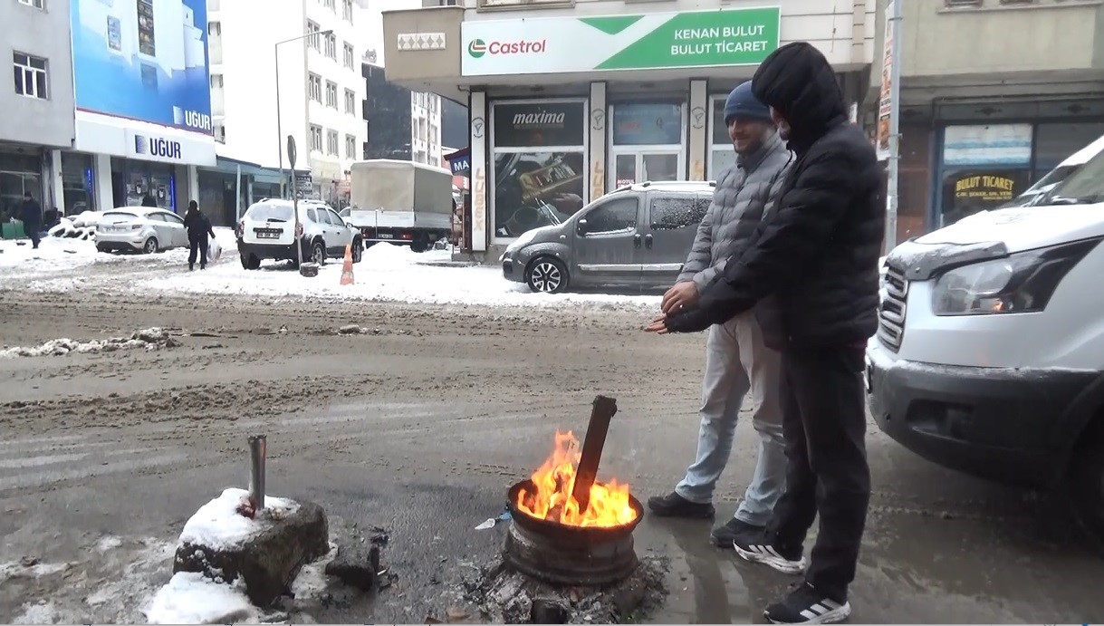 Kars eksi 15’i gördü: Baharda Sibirya soğukları etkili oluyor
Kars eksi 15’i gördü: Baharda Sibirya soğukları etkili oluyor