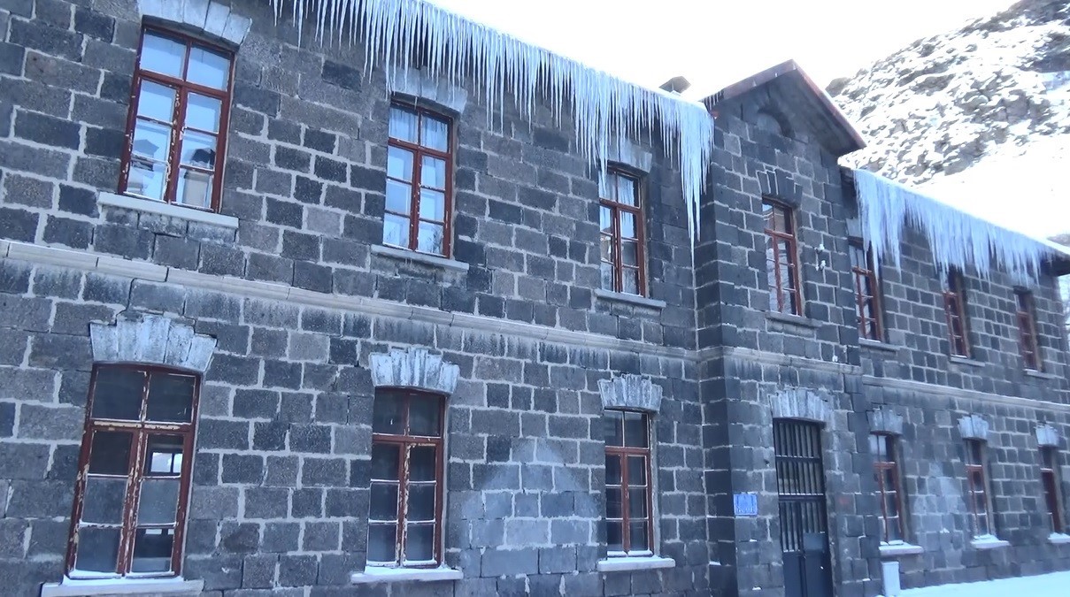 Kars eksi 15’i gördü: Baharda Sibirya soğukları etkili oluyor
Kars eksi 15’i gördü: Baharda Sibirya soğukları etkili oluyor