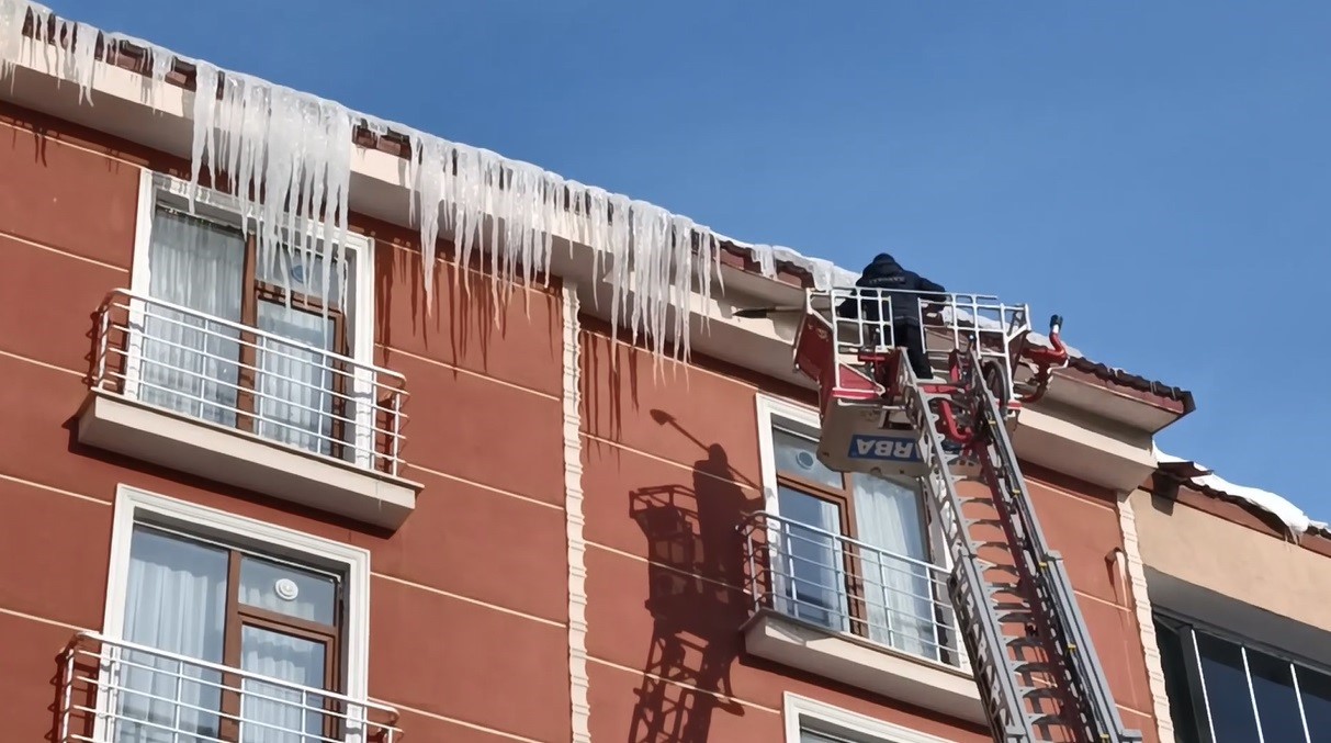 Kars eksi 15’i gördü: Baharda Sibirya soğukları etkili oluyor
Kars eksi 15’i gördü: Baharda Sibirya soğukları etkili oluyor