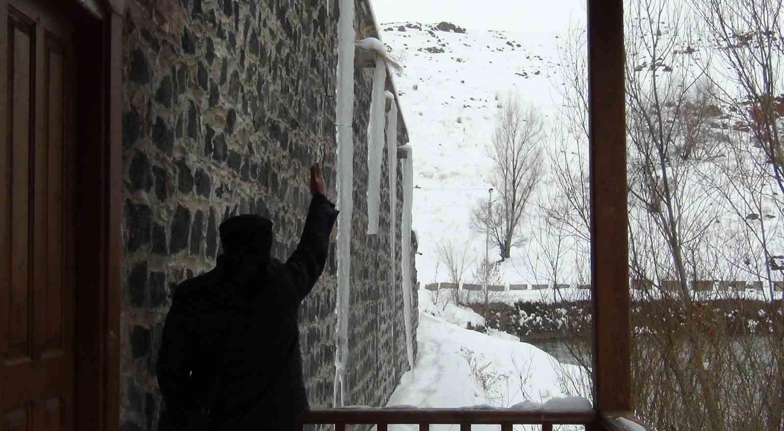 Kars eksi 15’i gördü: Çatılarda 3 metrelik buz sarkıtları oluştu
