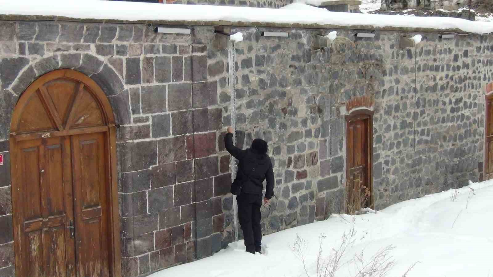 Kars eksi 15’i gördü: Çatılarda 3 metrelik buz sarkıtları oluştu
