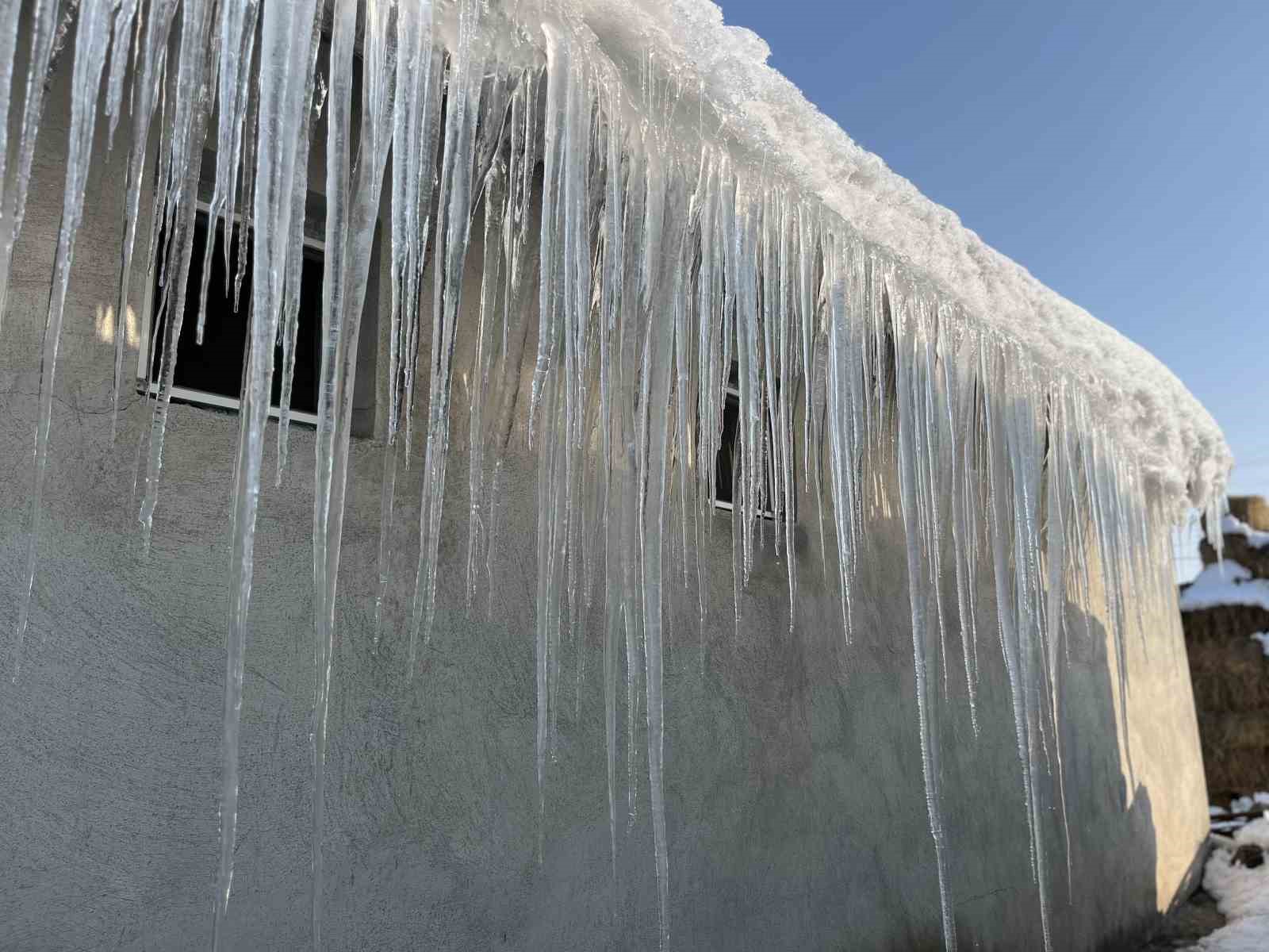 Kars eksi 15’i gördü: Çatılarda 3 metrelik buz sarkıtları oluştu
