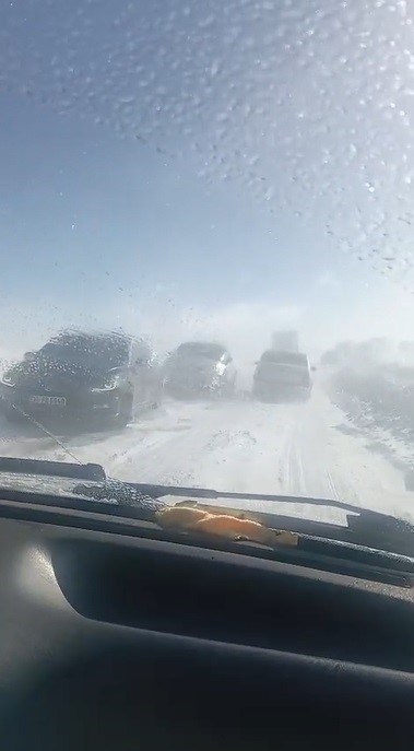 Kars-Göle yolunda onlarca araç mahsur kaldı
