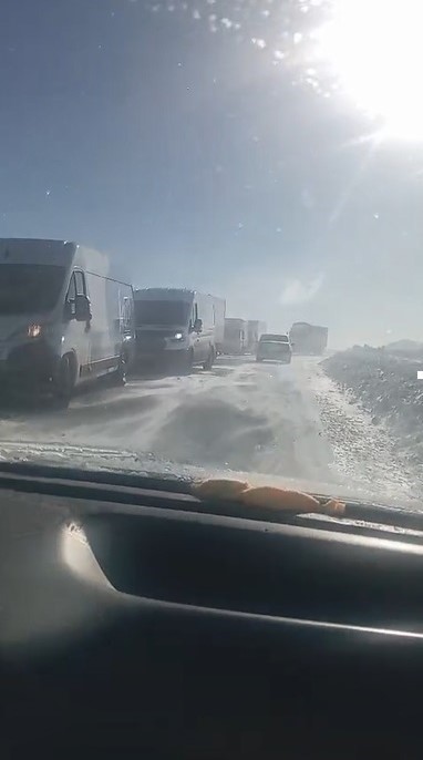 Kars-Göle yolunda onlarca araç mahsur kaldı
