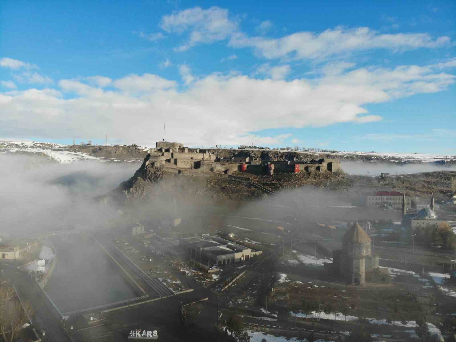 Kars Kalesi sis bulutları arasında kayboldu

