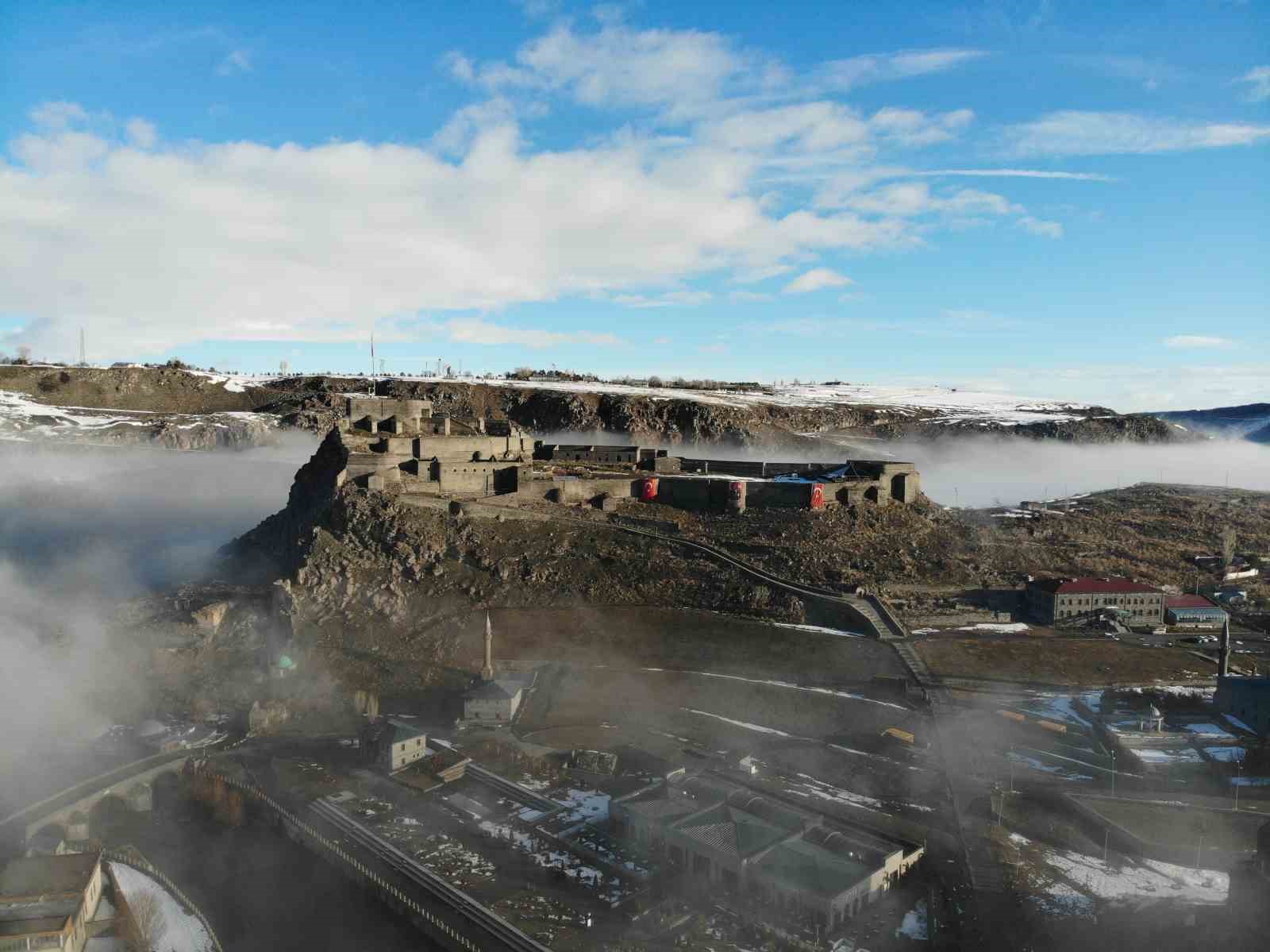 Kars Kalesi sis bulutları arasında kayboldu
