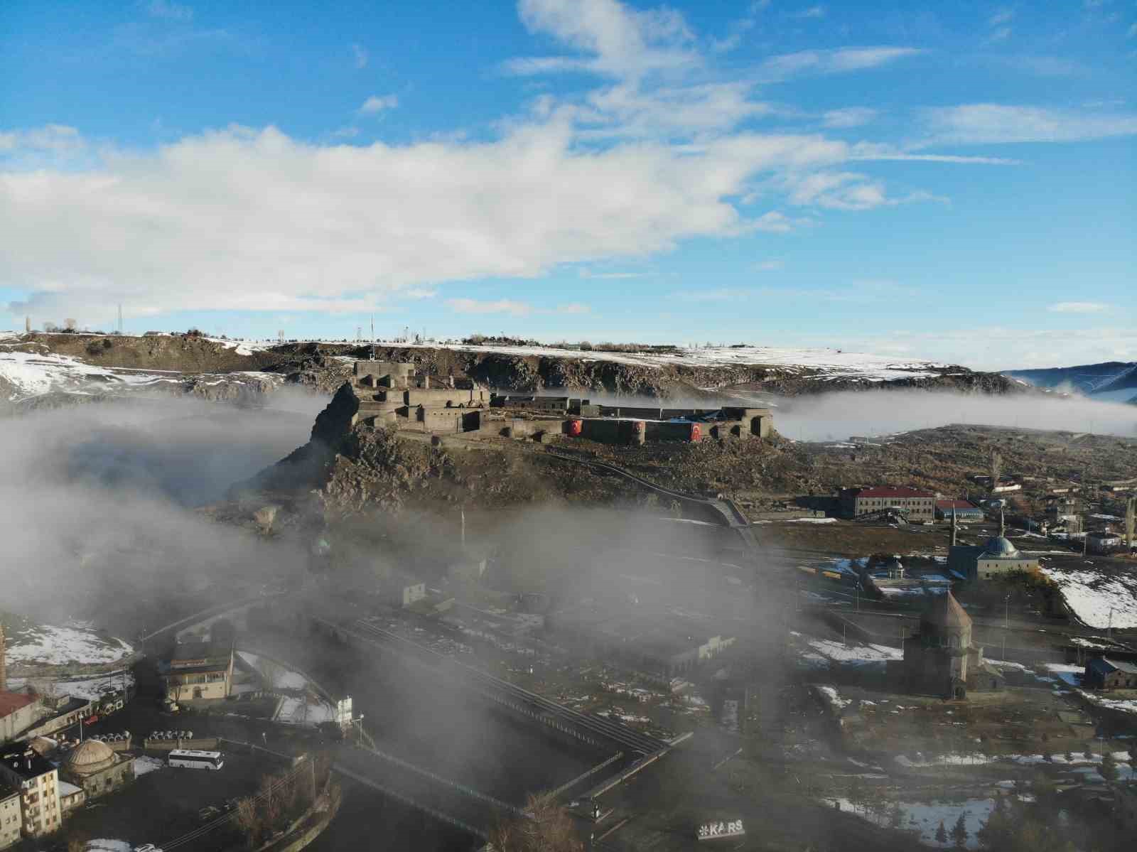 Kars Kalesi sis bulutları arasında kayboldu
