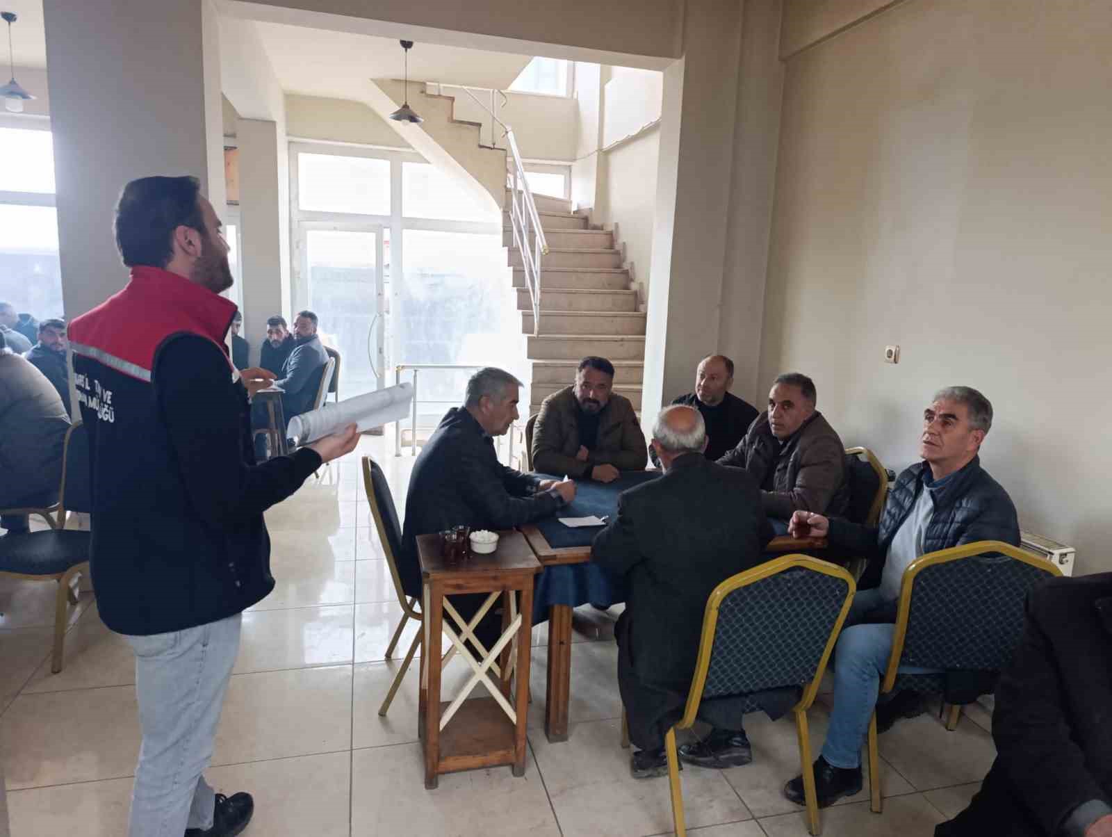 Kars Tarım ve Orman Müdürlüğü’nden yerinde çözüm atağı
Kars Tarım ve Orman Müdürlüğü’nden yerinde çözüm atağı