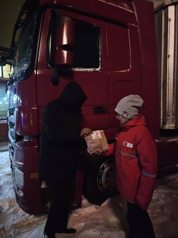 Kars Türk Kızılayı’ndan "İç Isıtan" destek: kar ve tipi de mahsur kalanlara şefkat eli
Kars Türk Kızılayı’ndan "İç Isıtan" destek: kar ve tipi de mahsur kalanlara şefkat eli