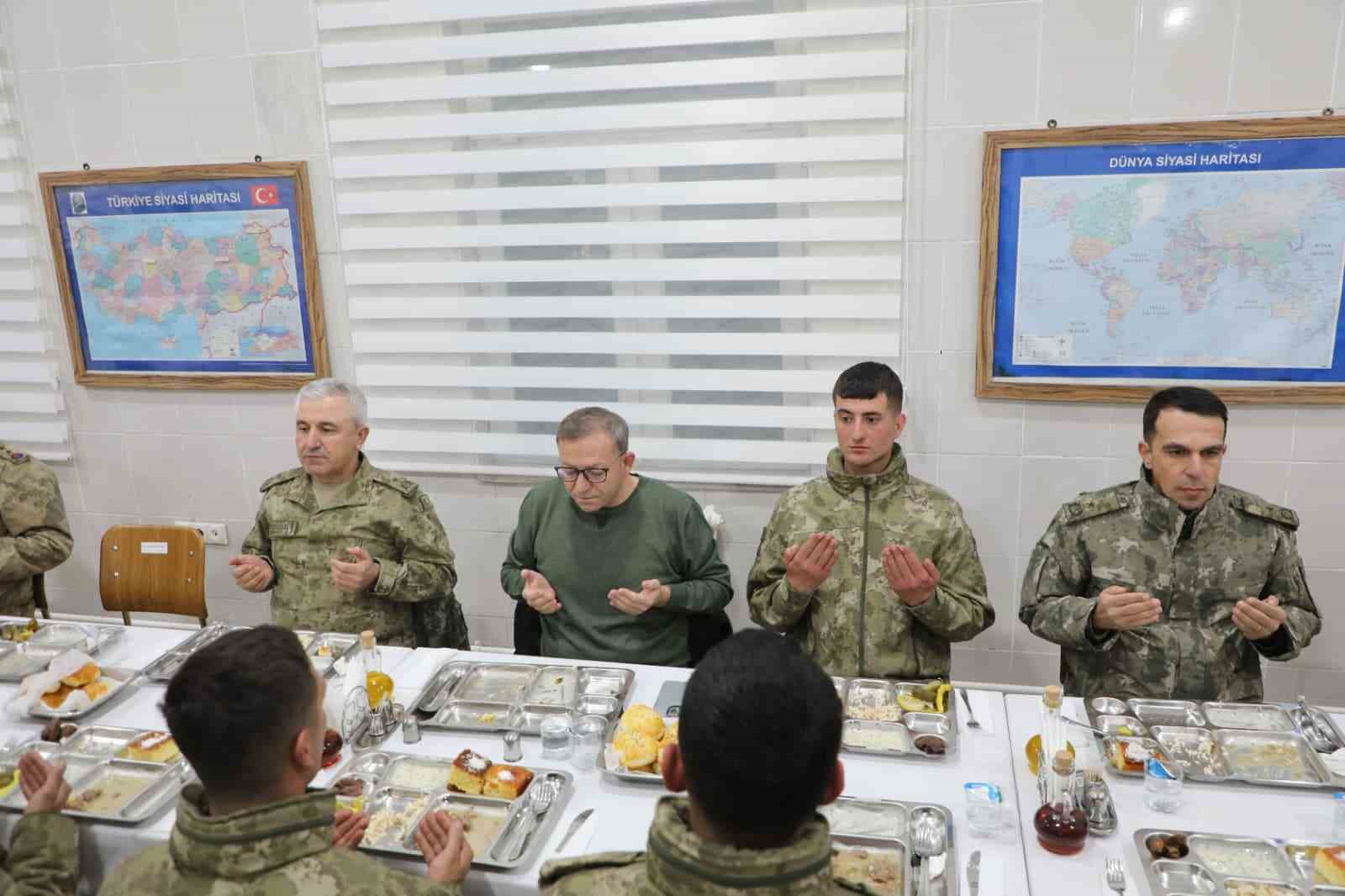 Kars Valisi Polat, iftarını sınırda Mehmetçik ile açtı
