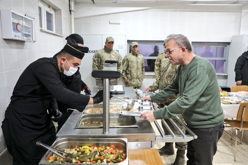Kars Valisi Polat, iftarını sınırda Mehmetçik ile açtı
