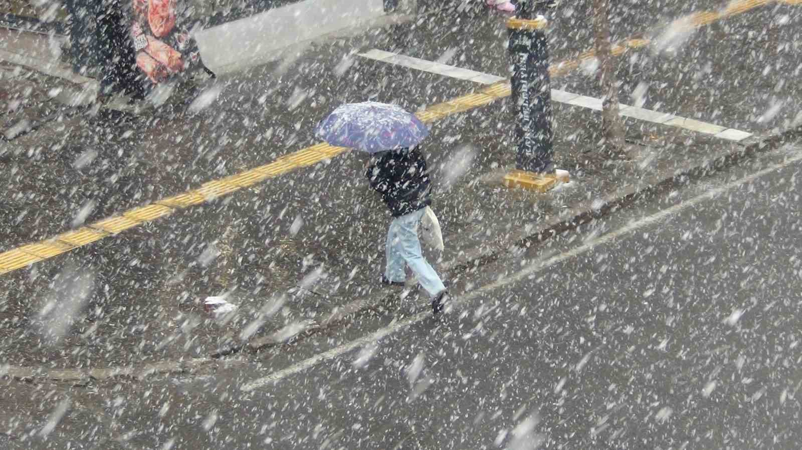Kars’a kar biranda geldi her taraf bembeyaz oldu
