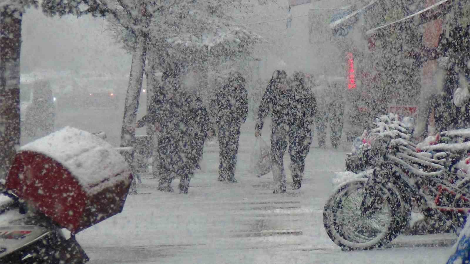 Kars’a kar biranda geldi her taraf bembeyaz oldu
