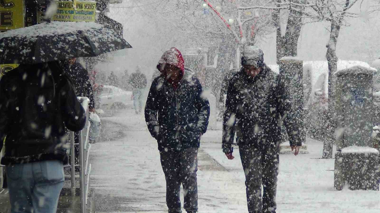 Kars’a kar biranda geldi her taraf bembeyaz oldu
