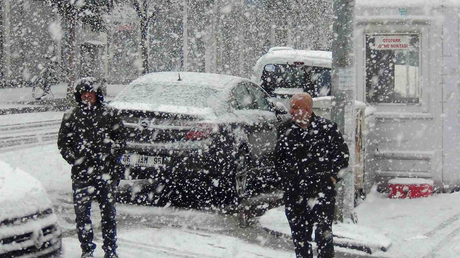 Kars’a kar biranda geldi her taraf bembeyaz oldu
