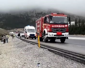 Karşı şeride geçen otomobil şarampole yuvarlandı
