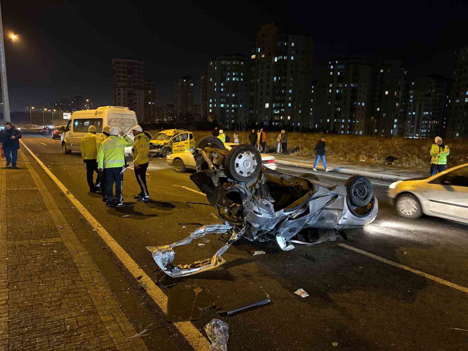 Karşı yola geçen otomobil taksi ile çarpıştı: 1’i ağır 3 yaralı
