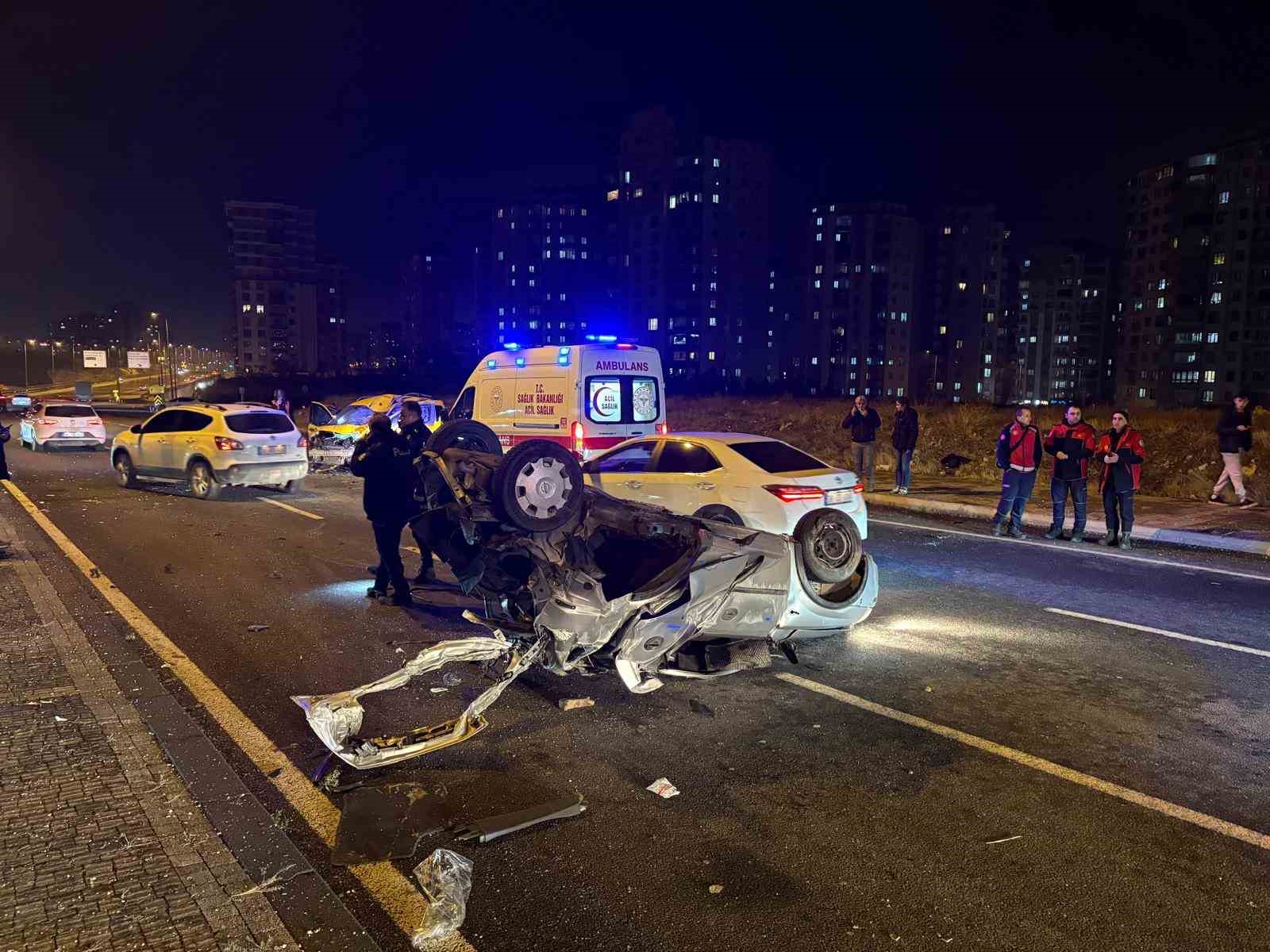 Karşı yola geçen otomobil taksi ile çarpıştı: 1’i ağır 3 yaralı
