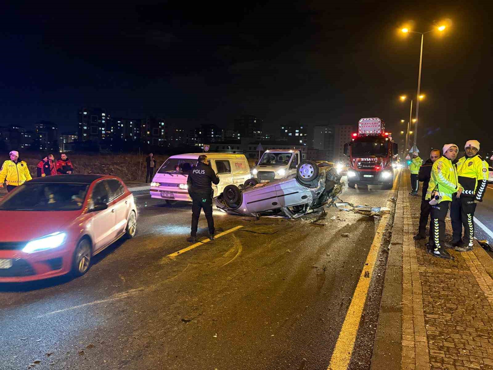Karşı yola geçen otomobil taksi ile çarpıştı: 1’i ağır 3 yaralı
