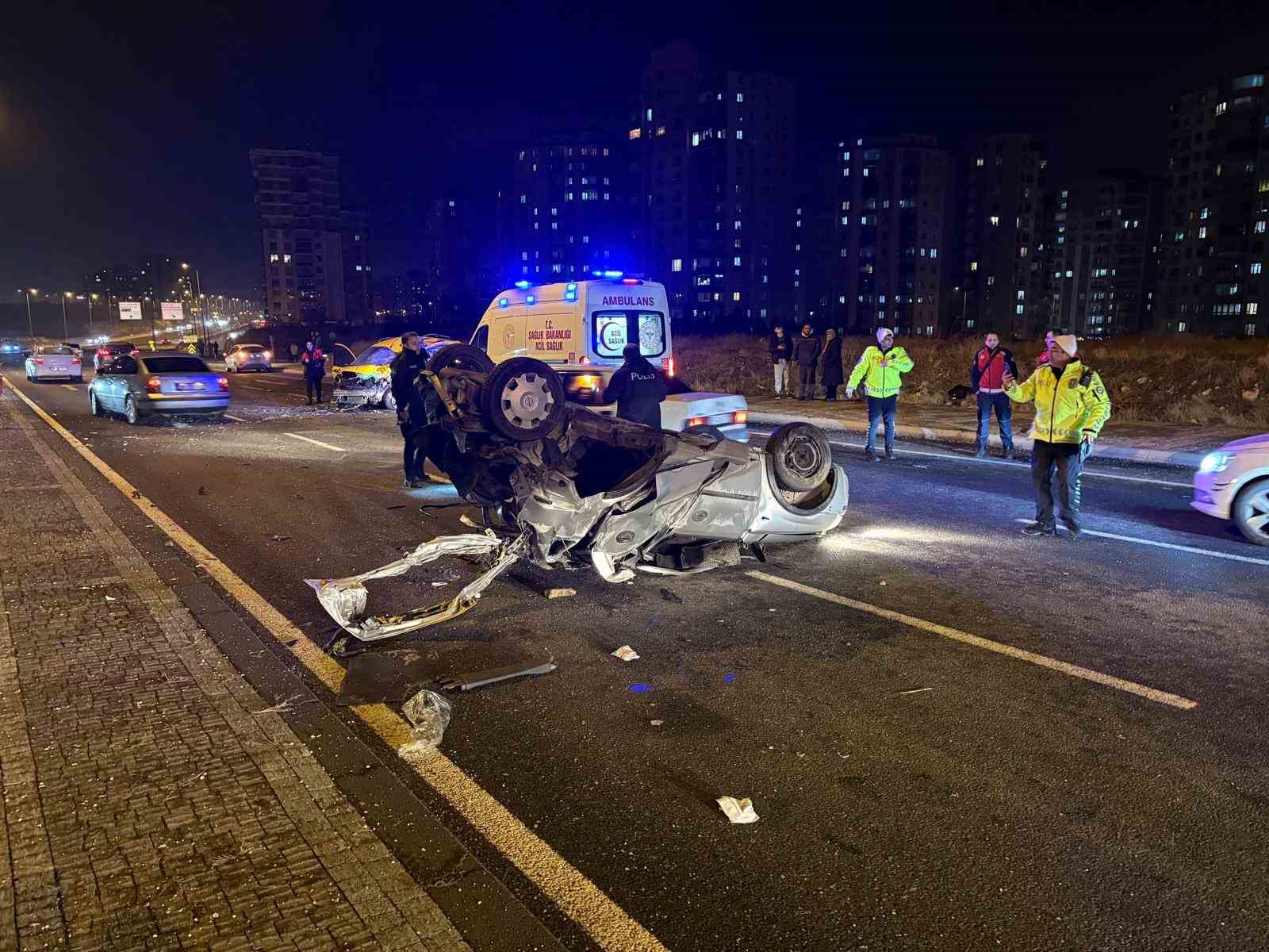 Karşı yola geçen otomobil taksi ile çarpıştı: 1’i ağır 3 yaralı
