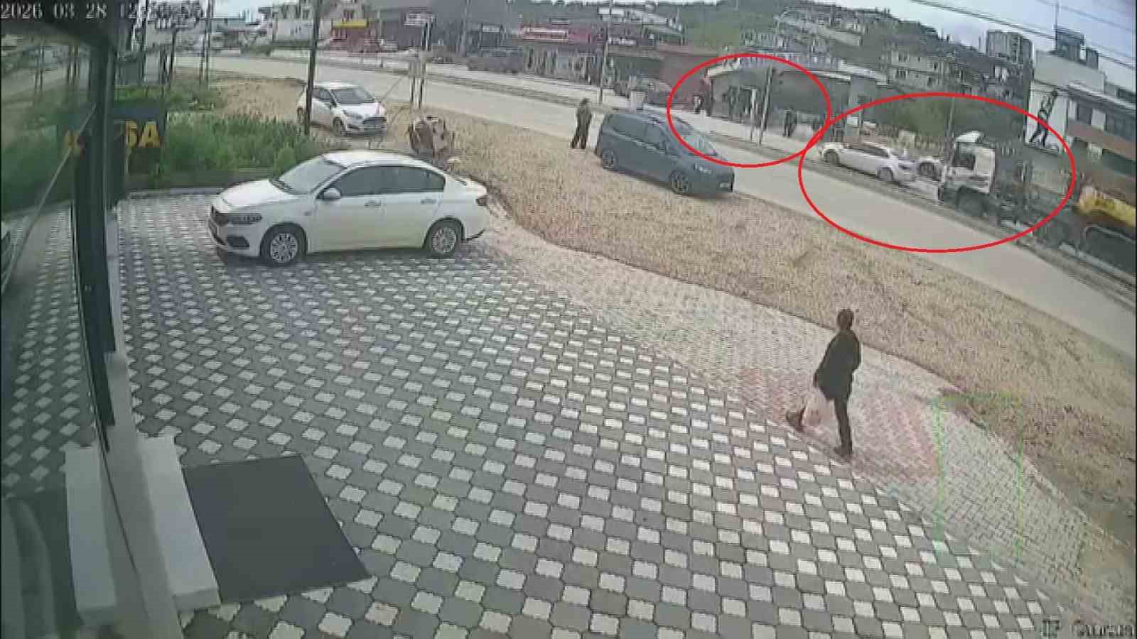 Karşıdan karşıya geçmek isteyen öğrencilere çarpmamak için sola manevra yapan iş makinesi yüklü tır sürücüsünün faciayı önlediği anlar kamerada
