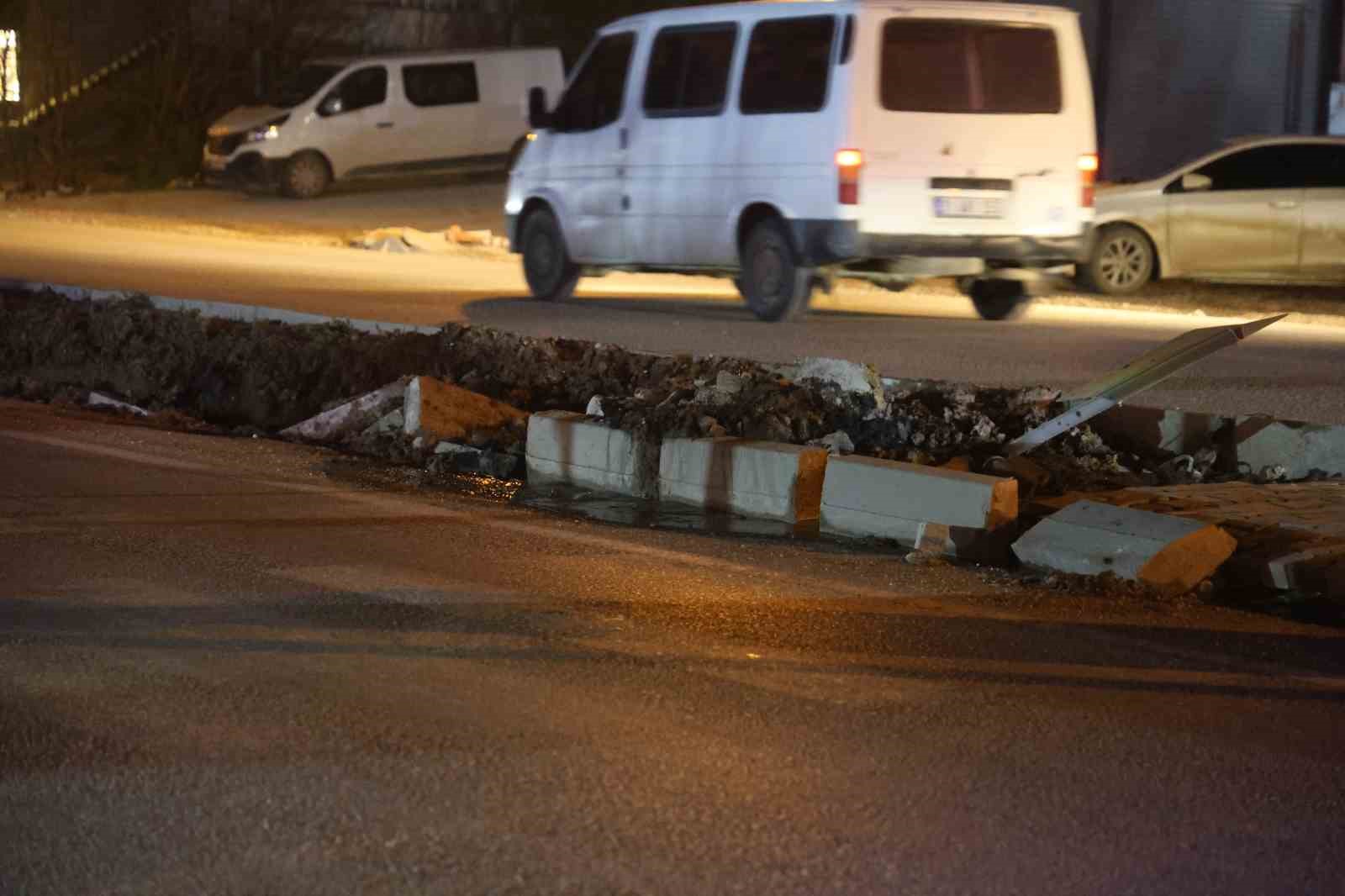 Karşıdan karşıya geçmek isteyen öğrencilere çarpmamak için sola manevra yapan iş makinesi yüklü tır sürücüsünün faciayı önlediği anlar kamerada
