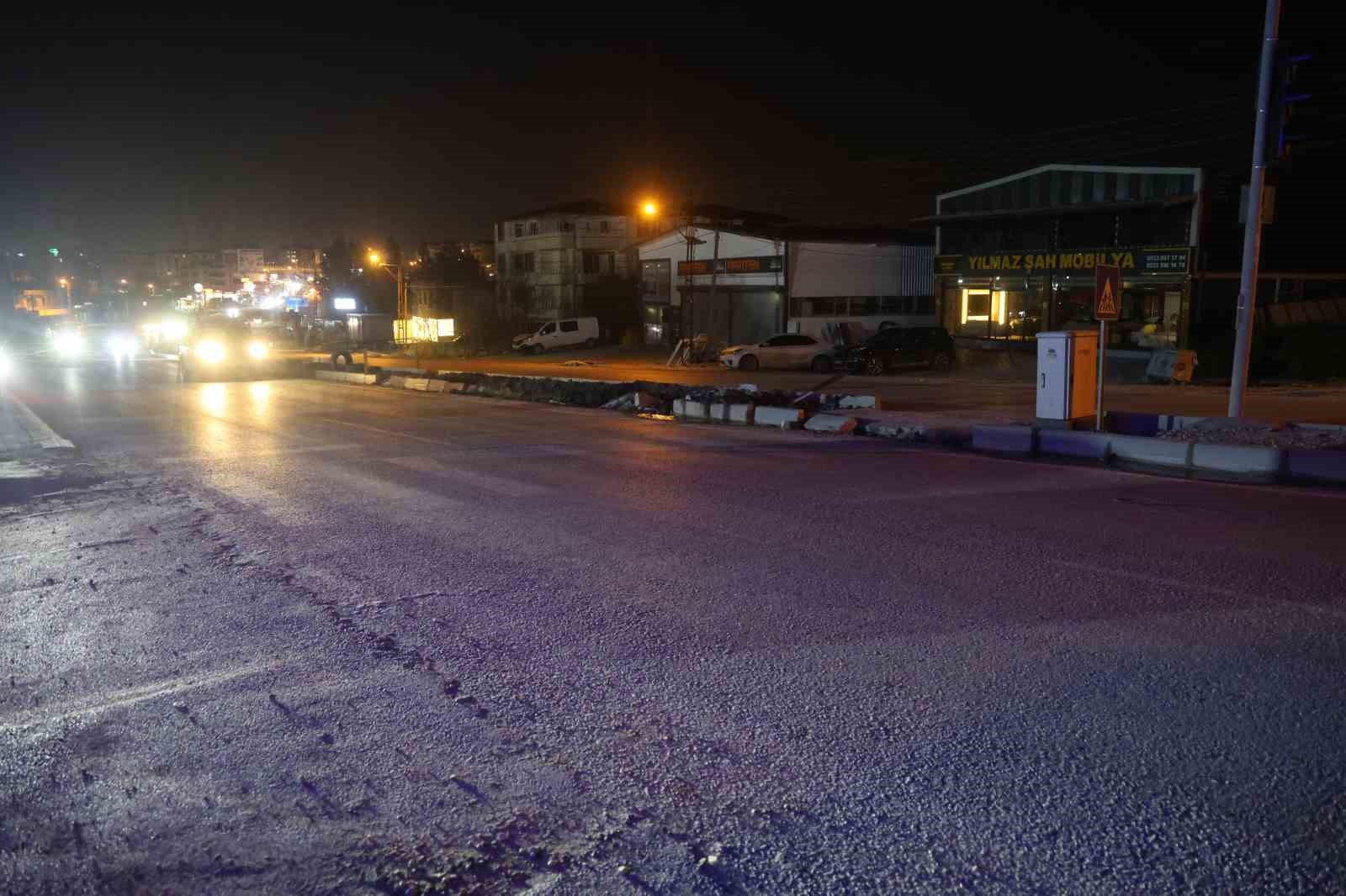 Karşıdan karşıya geçmek isteyen öğrencilere çarpmamak için sola manevra yapan iş makinesi yüklü tır sürücüsünün faciayı önlediği anlar kamerada
