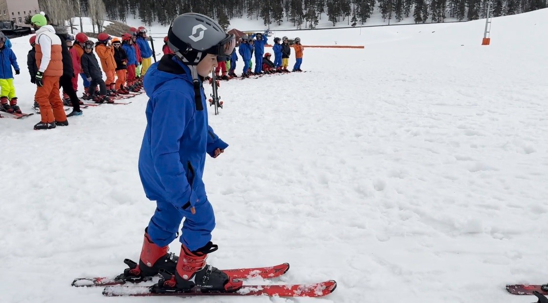Kars’ın çocukları Nisan’da 2 metre kar üzerinde kayak öğreniyor
Kars’ın çocukları Nisan’da 2 metre kar üzerinde kayak öğreniyor