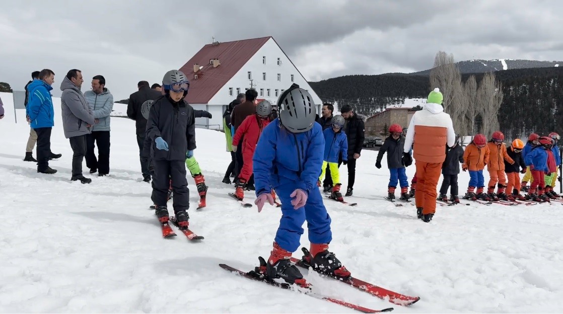 Kars’ın çocukları Nisan’da 2 metre kar üzerinde kayak öğreniyor
Kars’ın çocukları Nisan’da 2 metre kar üzerinde kayak öğreniyor