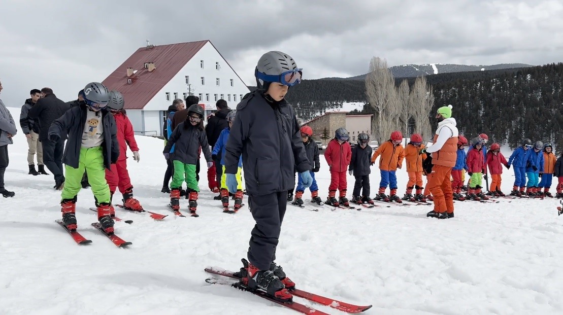 Kars’ın çocukları Nisan’da 2 metre kar üzerinde kayak öğreniyor
Kars’ın çocukları Nisan’da 2 metre kar üzerinde kayak öğreniyor
