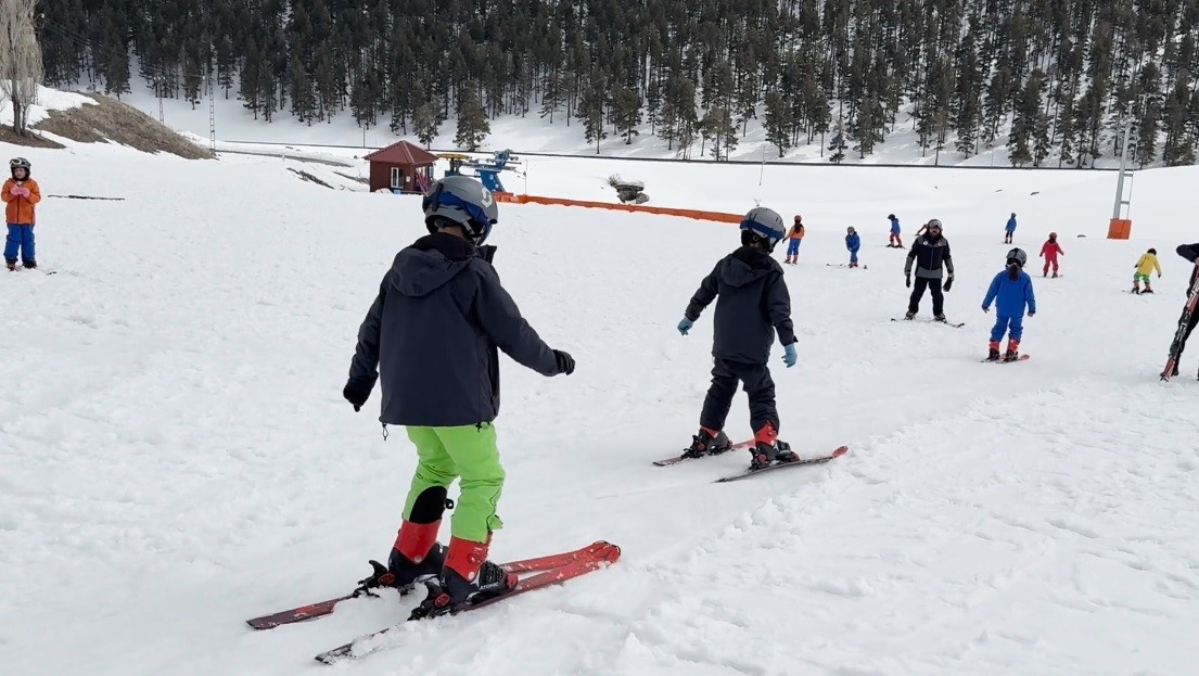 Kars’ın çocukları Nisan’da 2 metre kar üzerinde kayak öğreniyor
Kars’ın çocukları Nisan’da 2 metre kar üzerinde kayak öğreniyor
