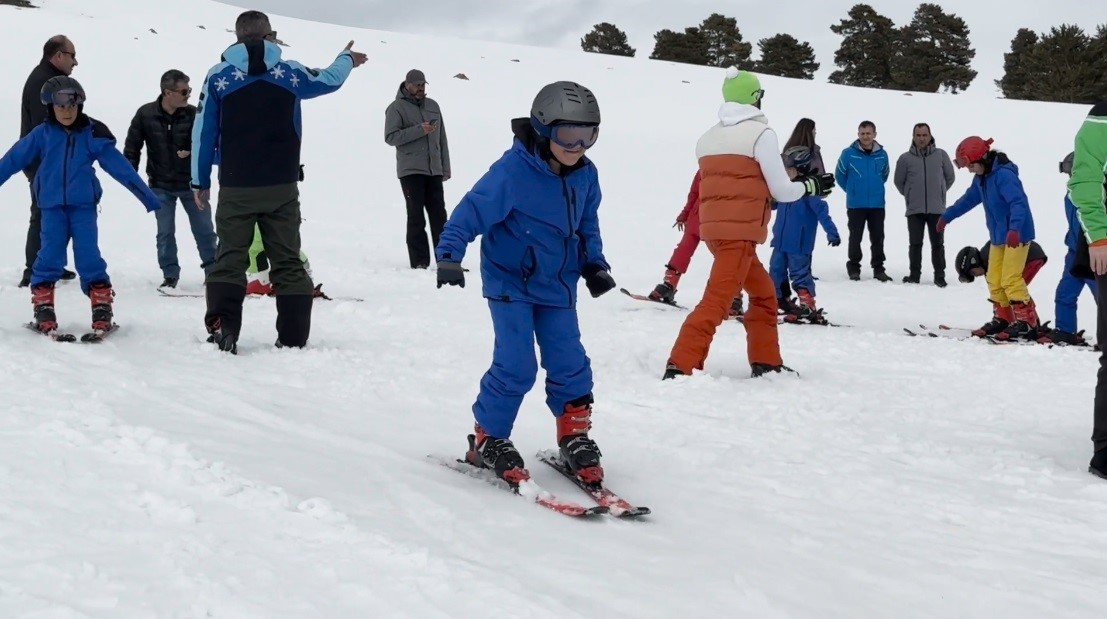 Kars’ın çocukları Nisan’da 2 metre kar üzerinde kayak öğreniyor
Kars’ın çocukları Nisan’da 2 metre kar üzerinde kayak öğreniyor
