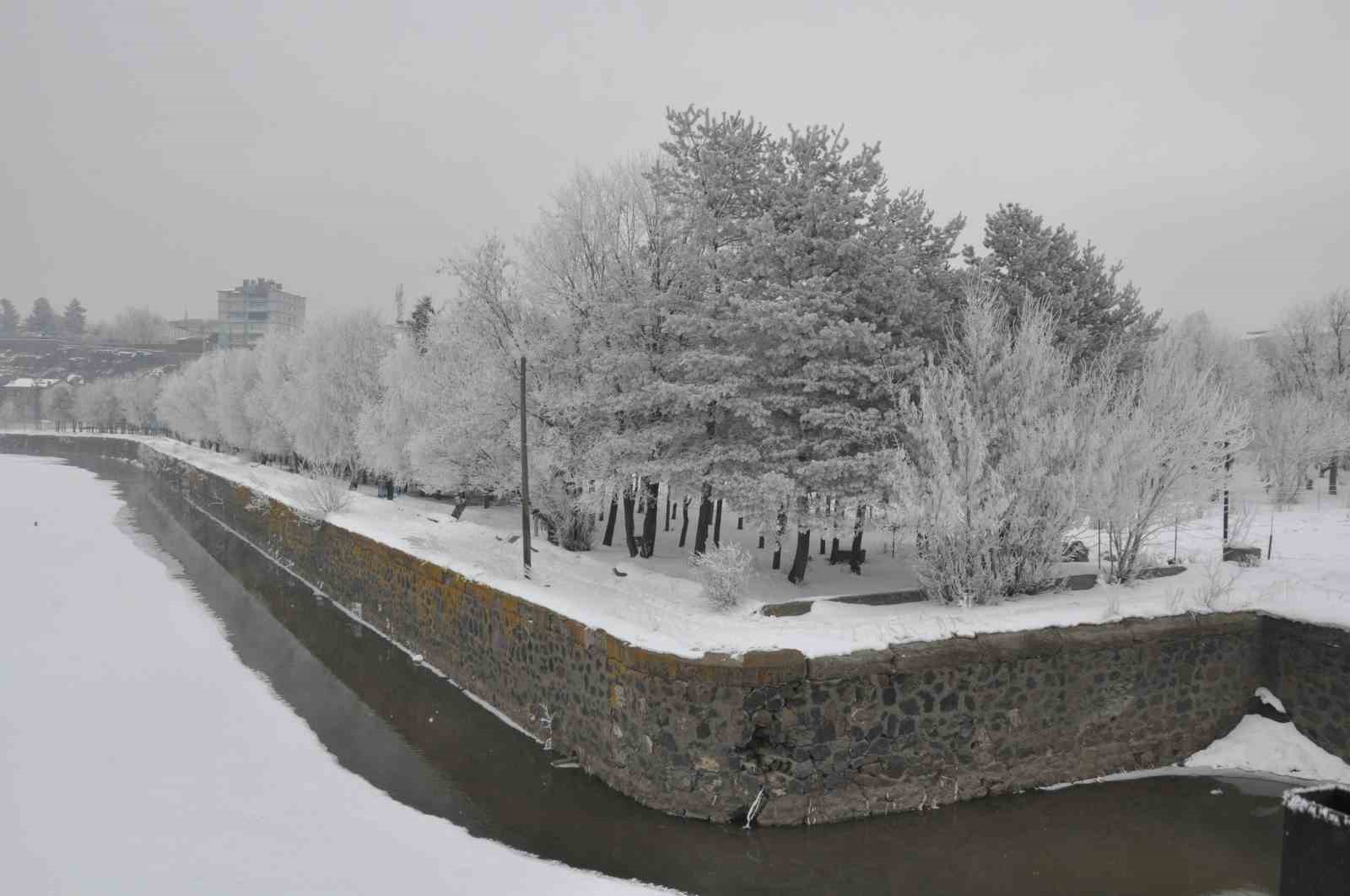 Kars’ın soğuğu kirpik dondurdu
