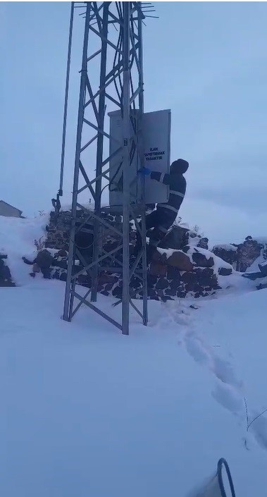 Kars’ın soğuğunda enerji mesaisi: Aras Edaş ekiplerinin soğukla imtihanı
