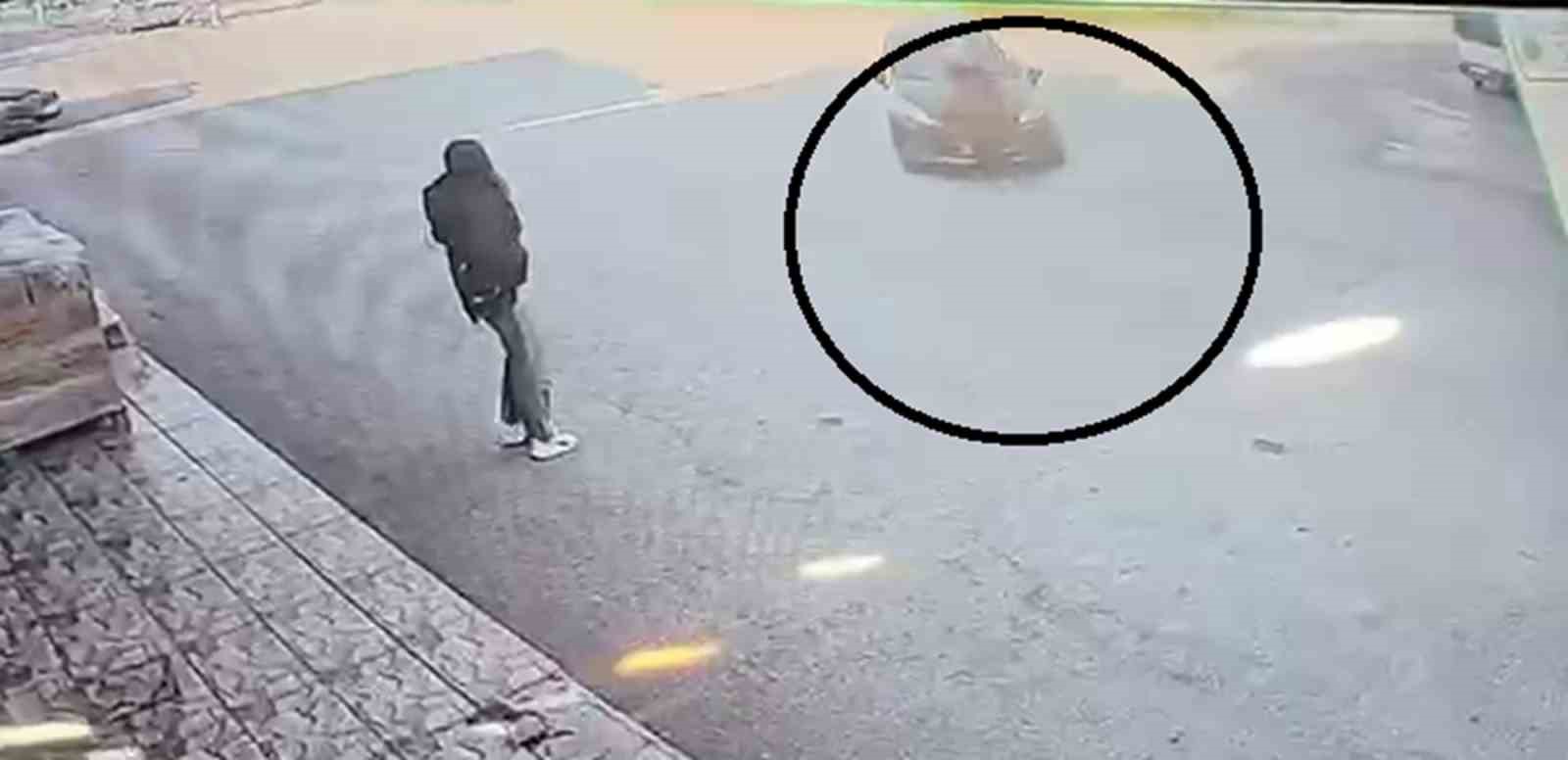 Karşıya geçmeye çalışan kadına otomobil çarptı: Kaza anı kamerada

